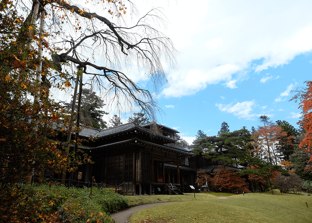 日光田母沢御用邸記念公園（NIKKO TAMOZAWA imperial villa memorial park）真ん中の3階建ての部分を中心に、紀州徳川家江戸中屋敷であった部分が使われています