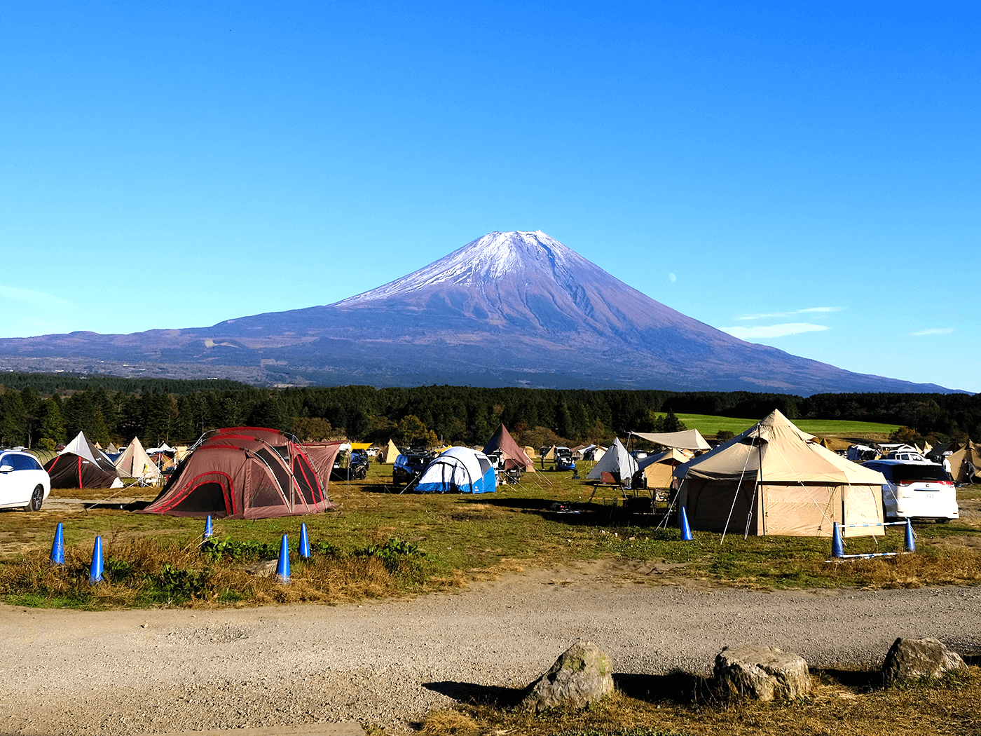 秋晴れの日、ふもとっぱらキャンプ場から臨む富士山