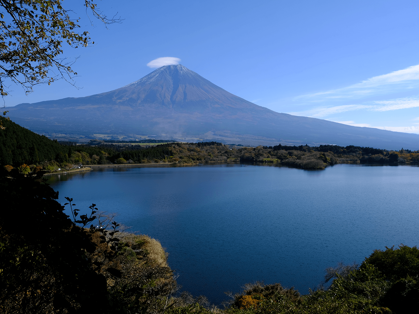 田貫湖から臨む傘雲の富士山。紅葉も楽しめました