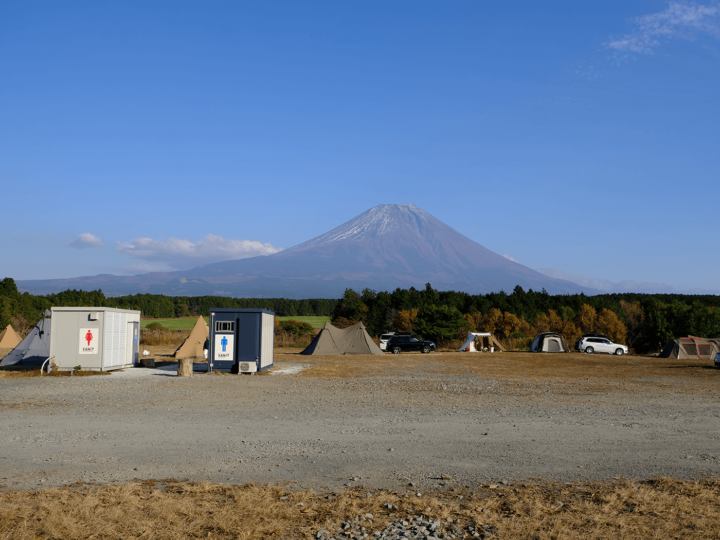 「J」にある「富士山トイレ」。こちらも水洗＆温座トイレです。平坦なのでテントを張る初心者にも良いかも