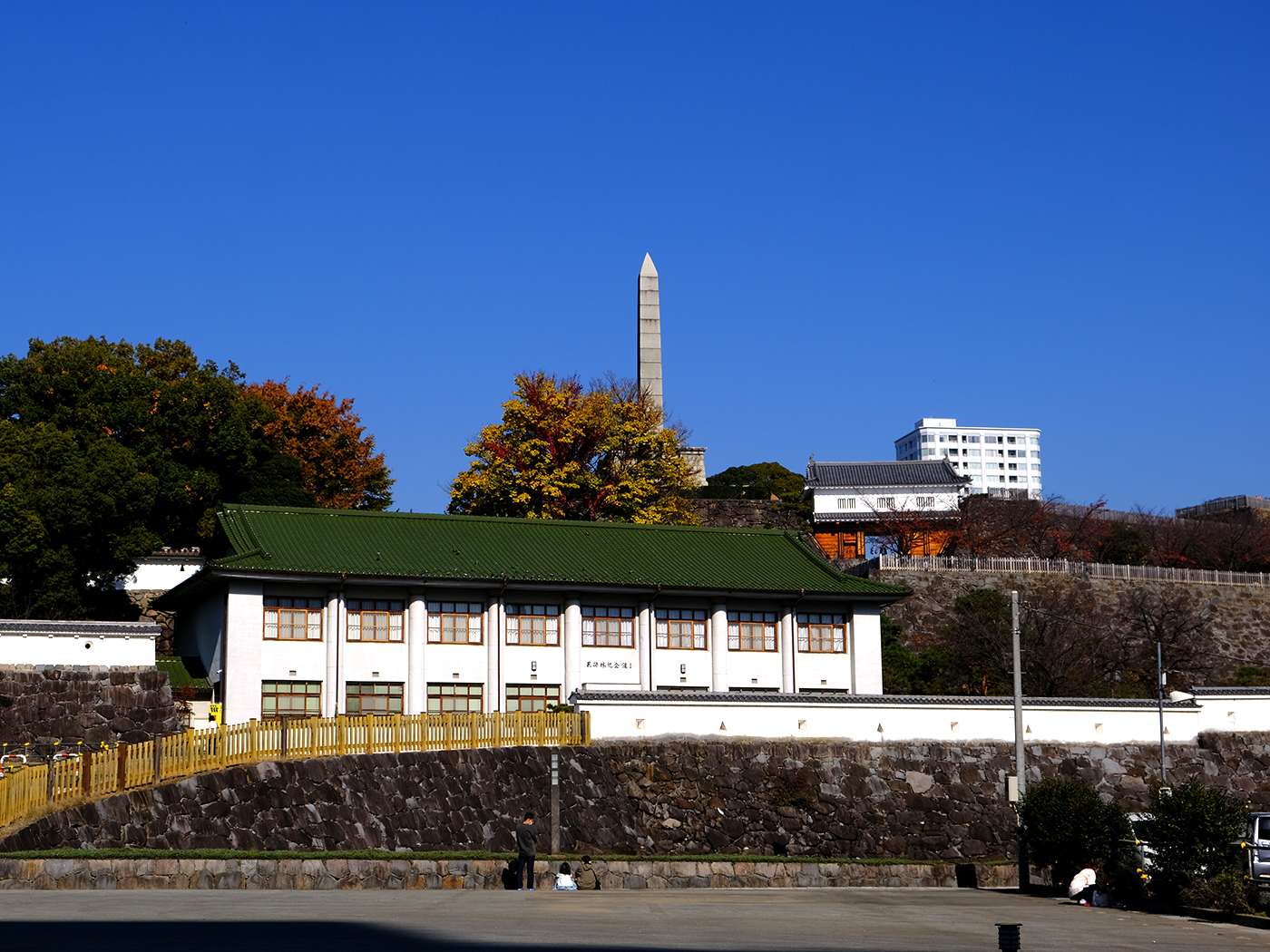 ある意味、この風景も日本に見えない…なぜお城があったところにあんな塔や建物を…