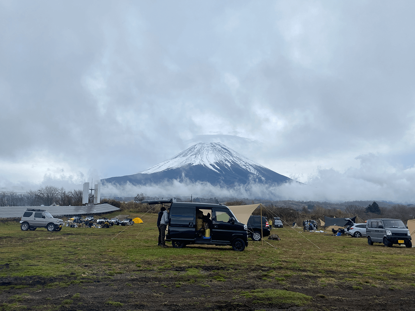 オートキャンプサイトHの一番入り口近くの奥から富士山を眺める