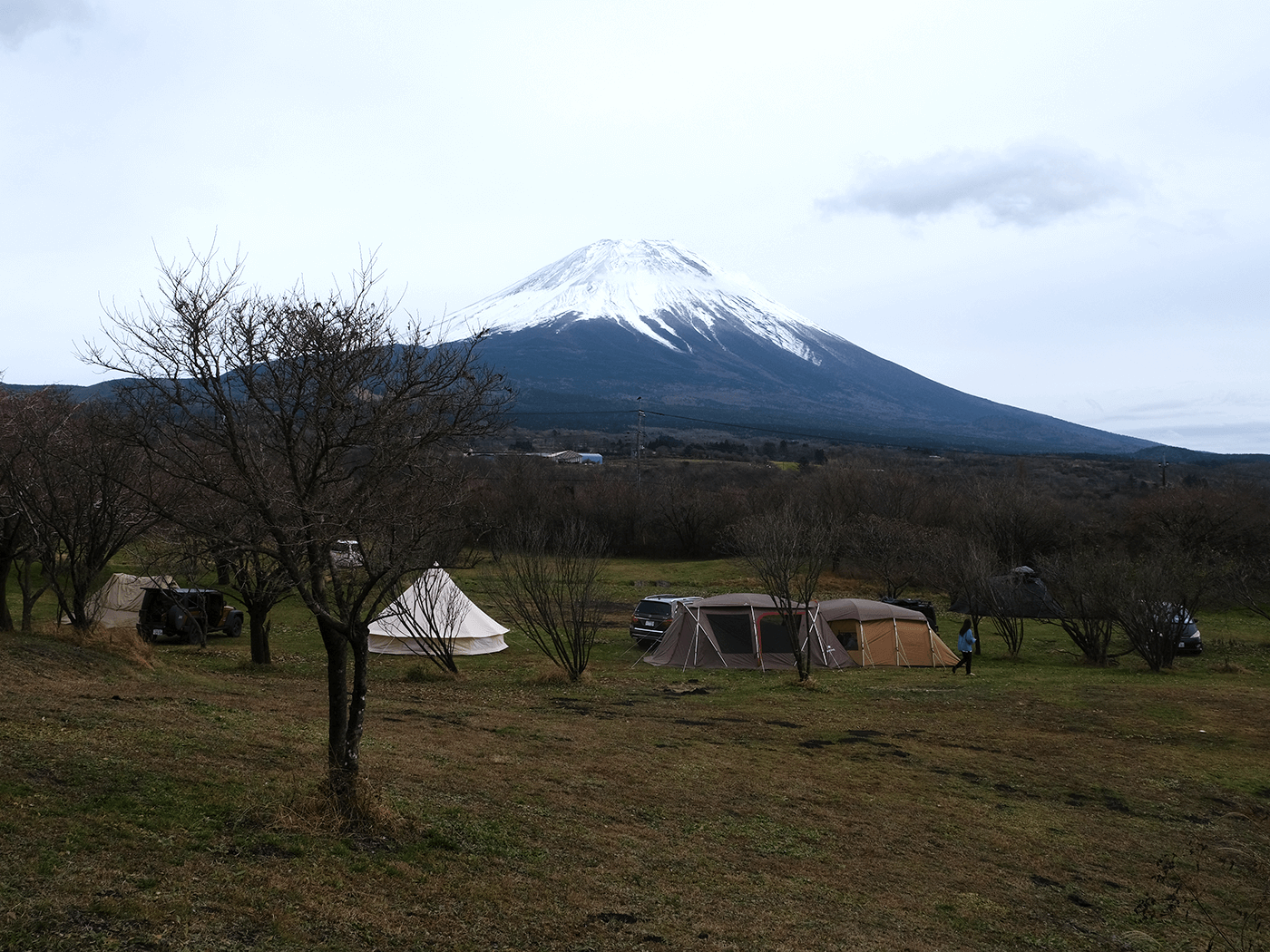 オートキャンプサイトEにも緩やかに段差があります。場所によっては樹木で富士山が見えにくいかも