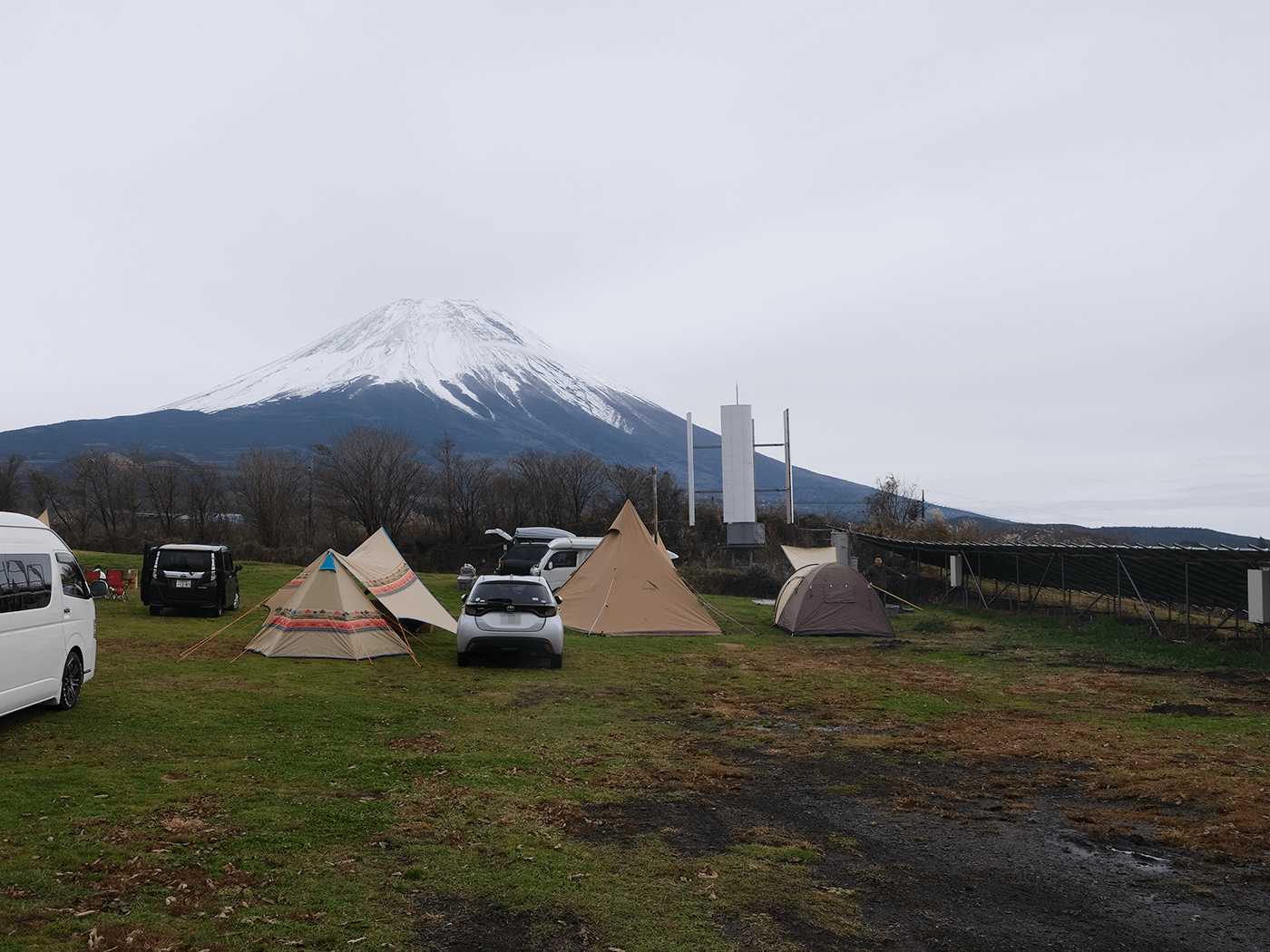 オートキャンプサイトFの横には太陽光パネルがありますが、富士山の眺望を邪魔する位置にはなりません