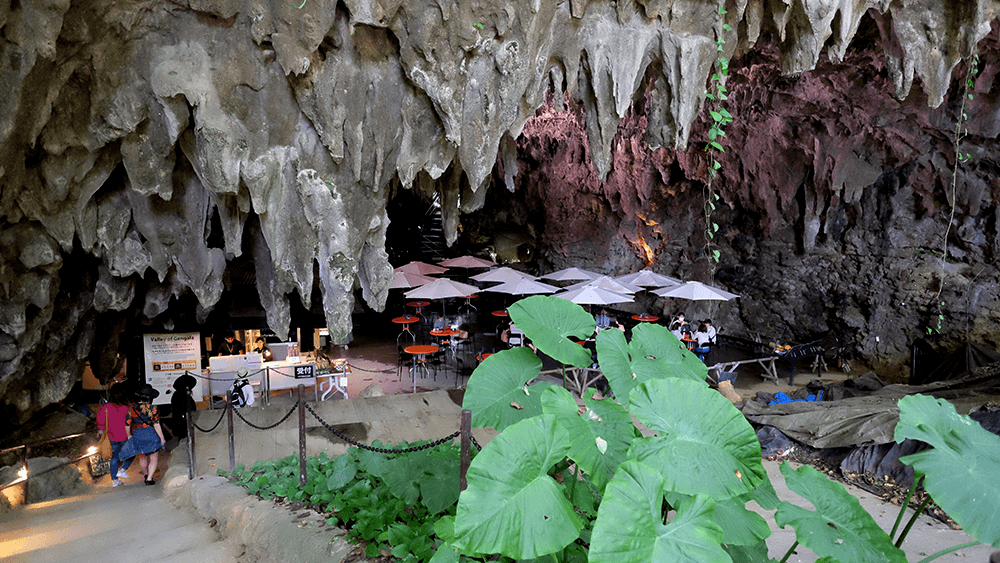 沖縄、ガンガラーの谷のケーブカフェ
